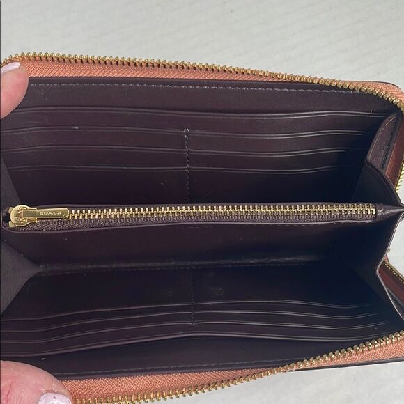 Coach light Salmon Croc-Embossed accordion zip-around Wallet - Picture 9 of 10